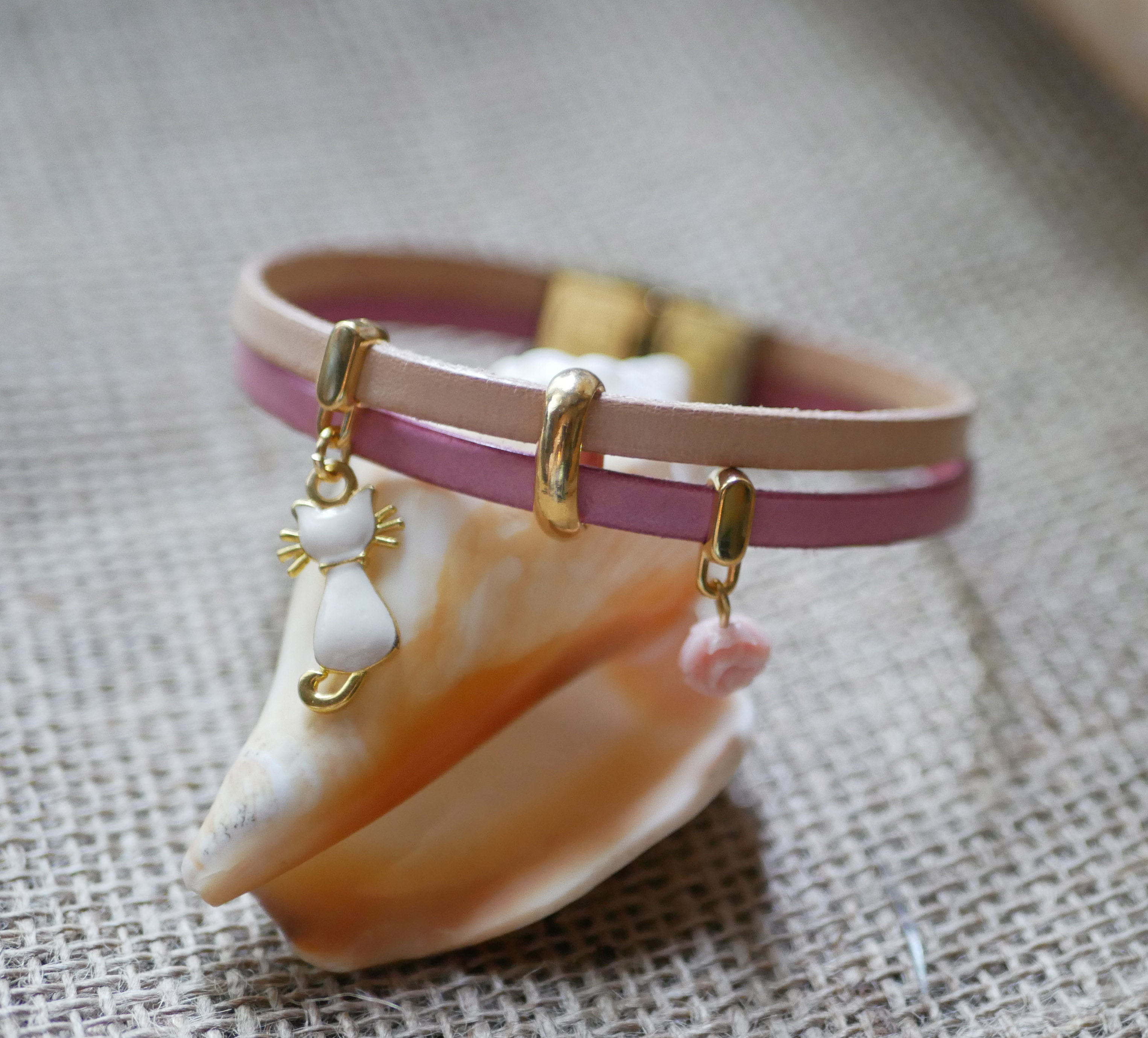 Leren duo armband met gouden kat en roze bedels 