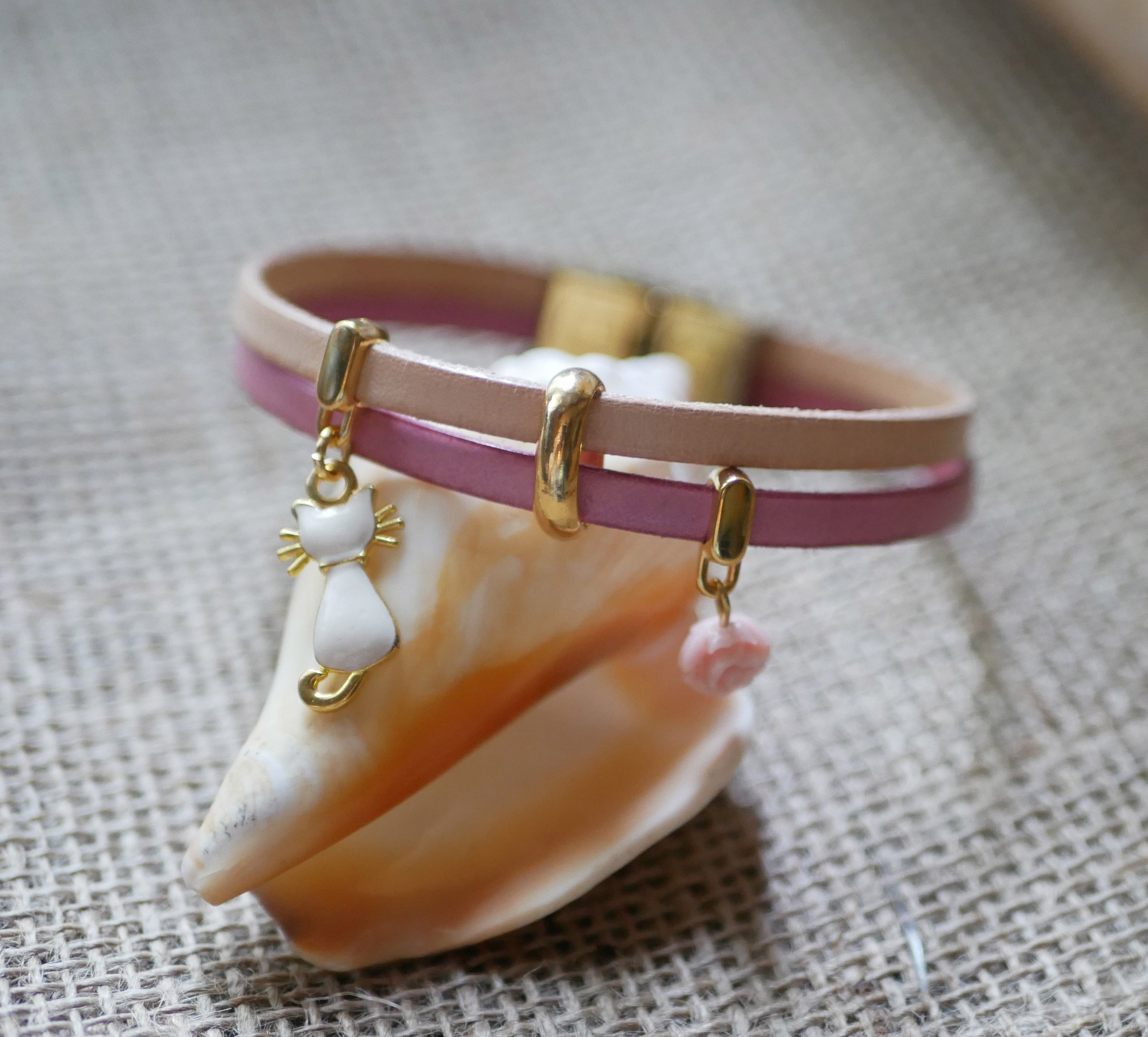 Leren duo armband met gouden kat en roze bedels 