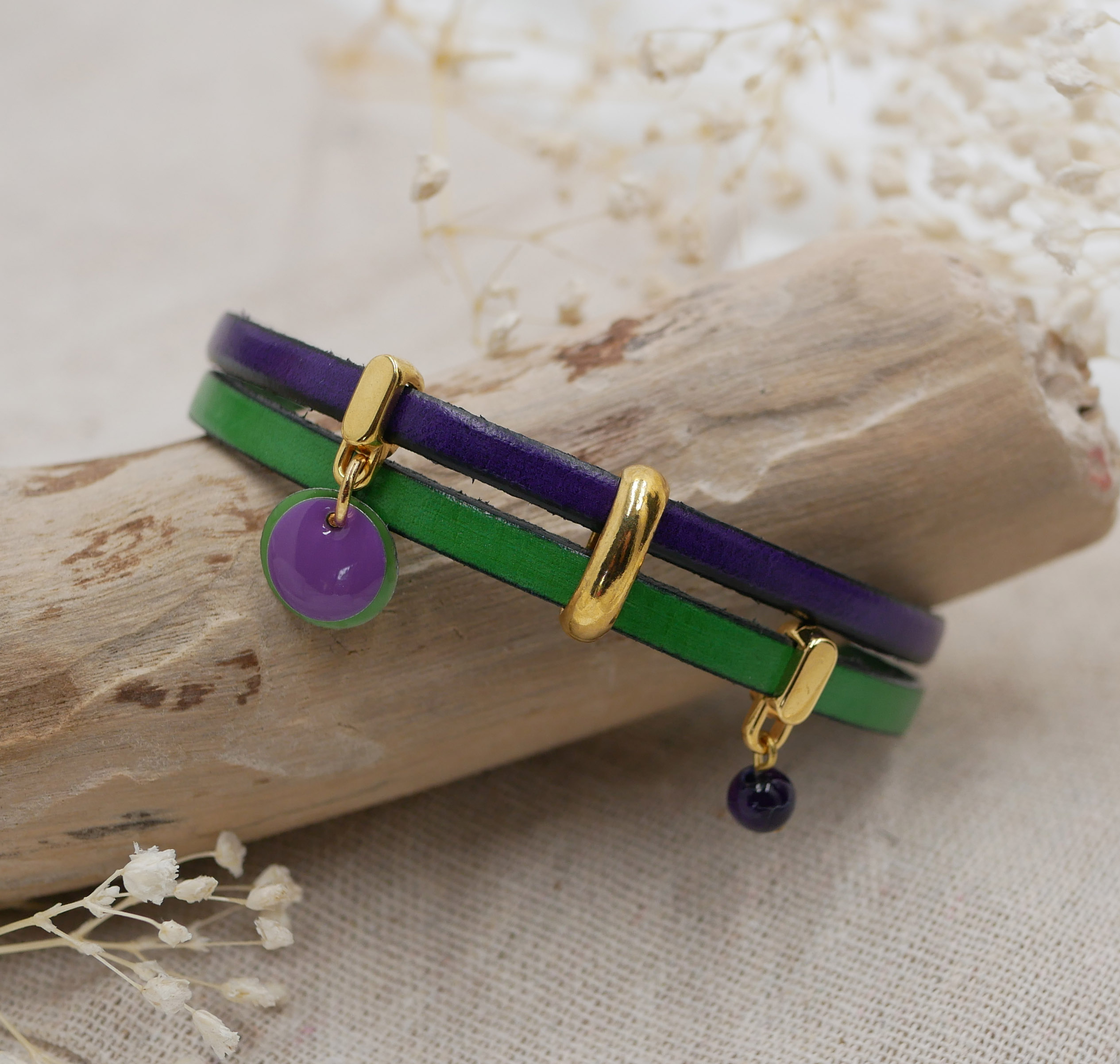 Duo leren armband met gouden bedels en paarsgroene lovertjes 