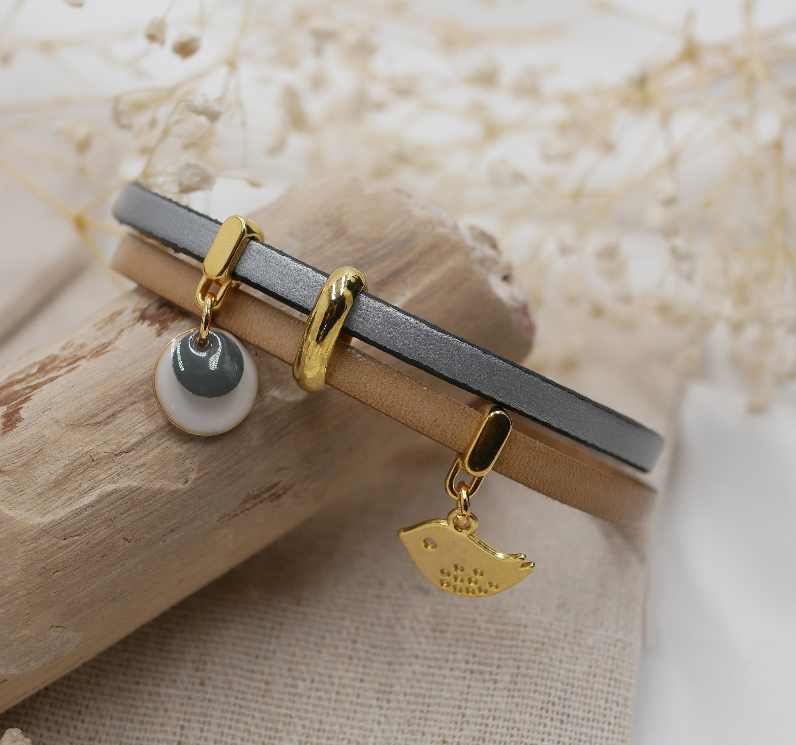 Leren duo-armband met gouden lovertjes en vogelbedels