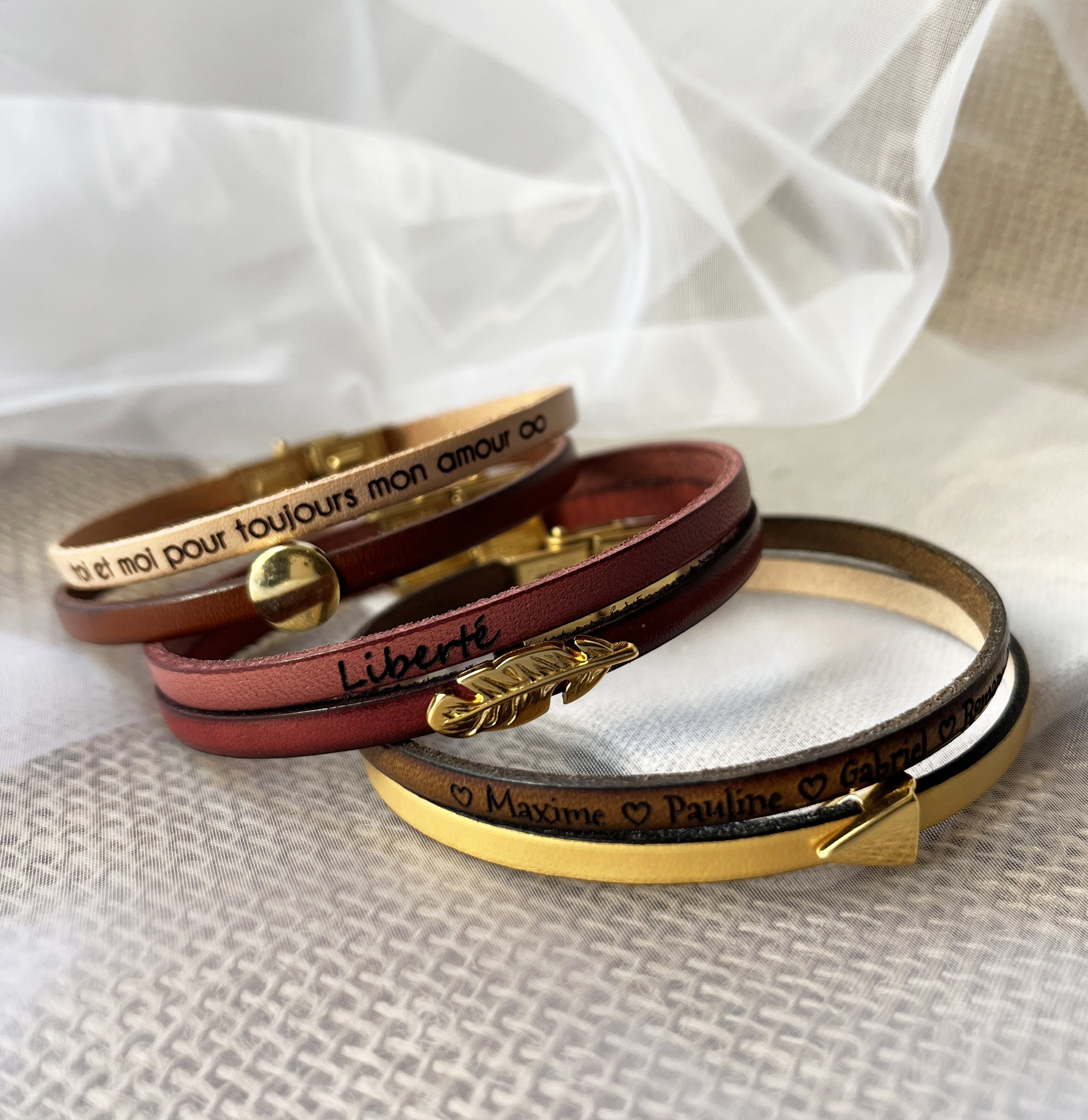 Bracelet duo de cuirs et plume dor&eacute;e &agrave; personnaliser  