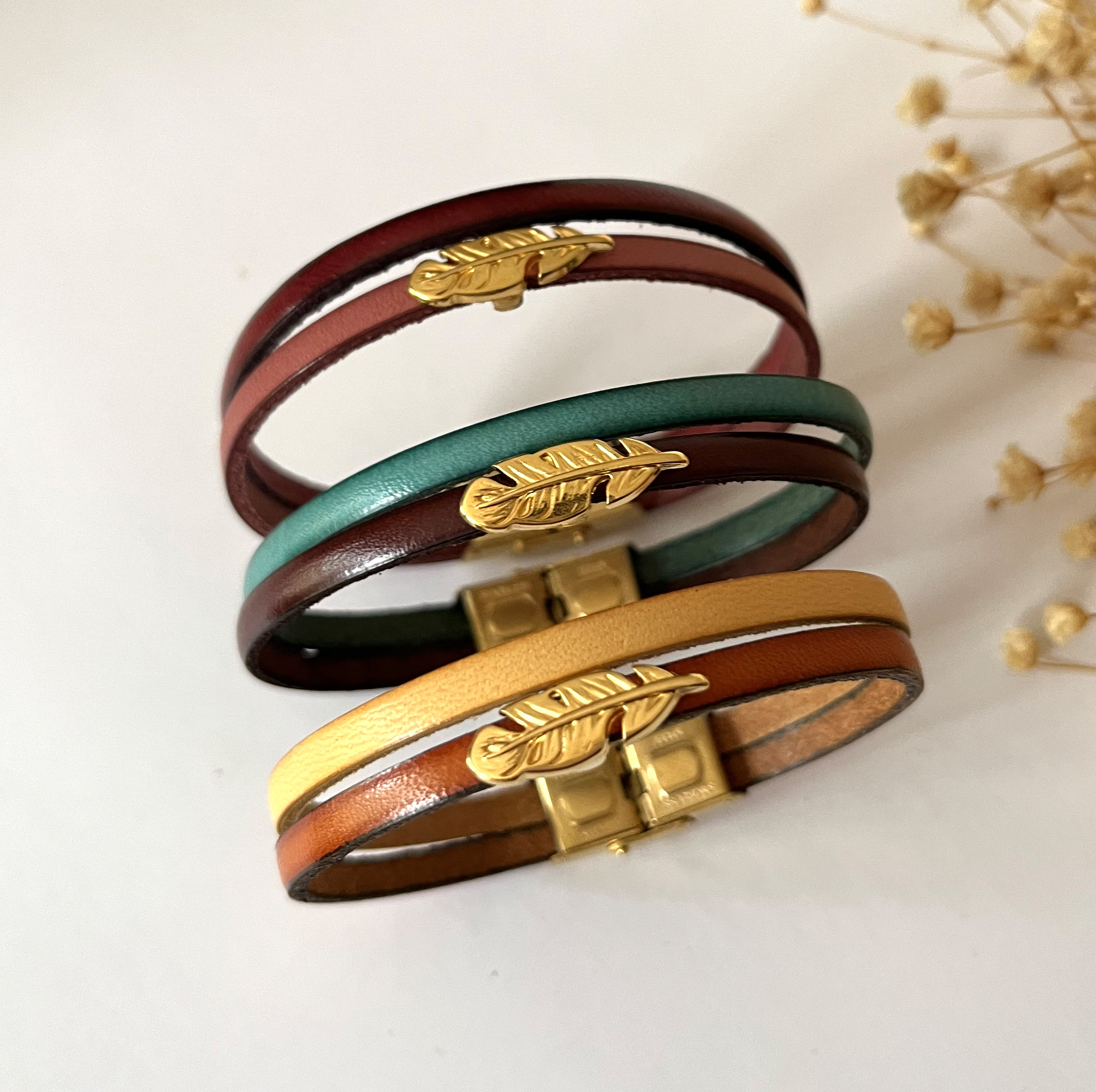 Bracelet duo de cuirs et plume dorée à personnaliser  