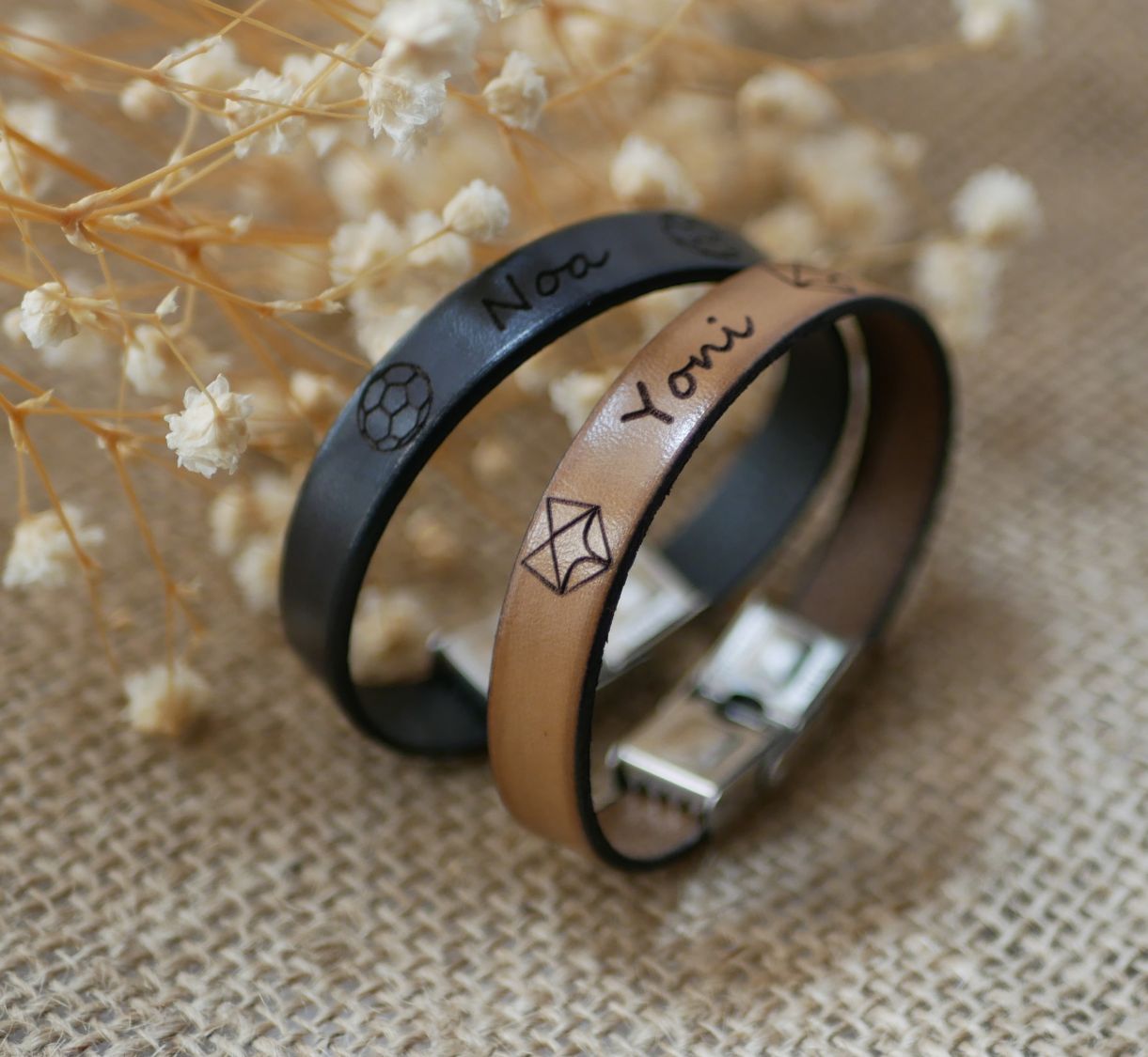 Gepersonaliseerde lederen armband voor kinderen gegraveerd met een voornaam omlijst met tekeningen naar keuze