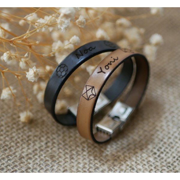 Gepersonaliseerde lederen armband voor kinderen gegraveerd met een voornaam omlijst met tekeningen naar keuze