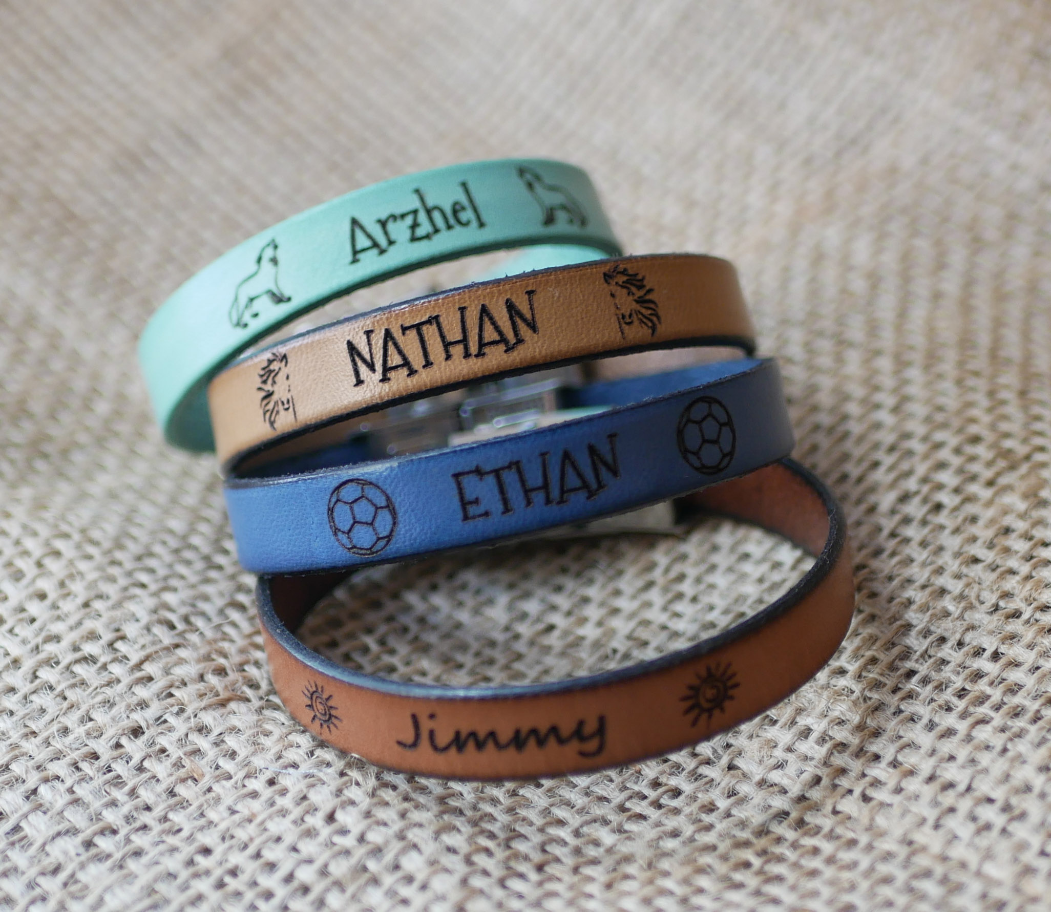 Gepersonaliseerde lederen armband voor kinderen gegraveerd met een voornaam omlijst met tekeningen naar keuze