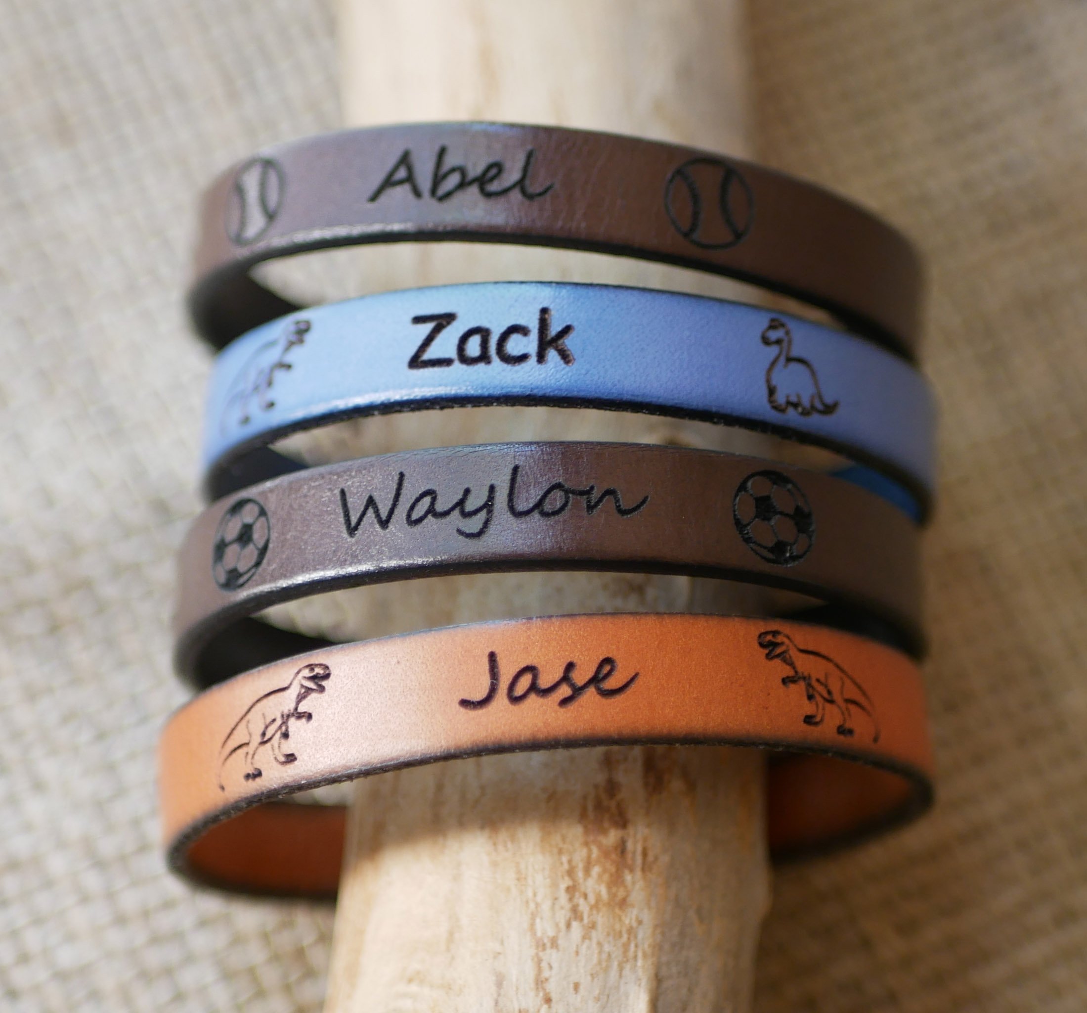 Gepersonaliseerde lederen armband voor kinderen gegraveerd met een voornaam omlijst met tekeningen naar keuze