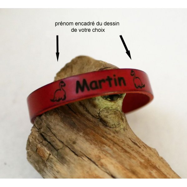 Gepersonaliseerde lederen armband voor kinderen gegraveerd met een voornaam omlijst met tekeningen naar keuze