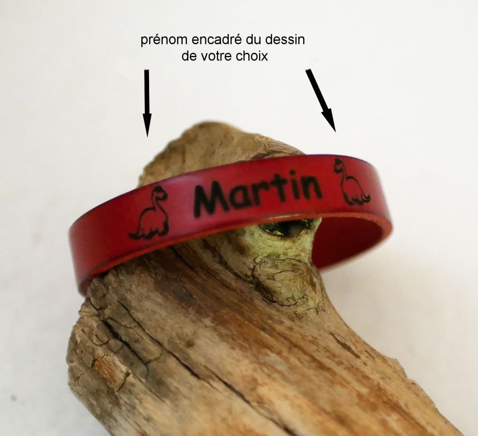 Gepersonaliseerde lederen armband voor kinderen gegraveerd met een voornaam omlijst met tekeningen naar keuze