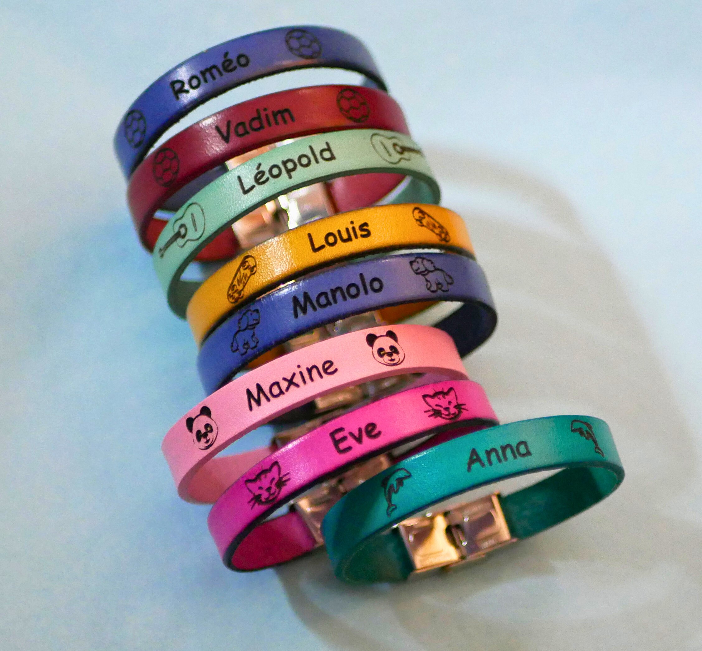 Gepersonaliseerde lederen armband voor kinderen gegraveerd met een voornaam omlijst met tekeningen naar keuze