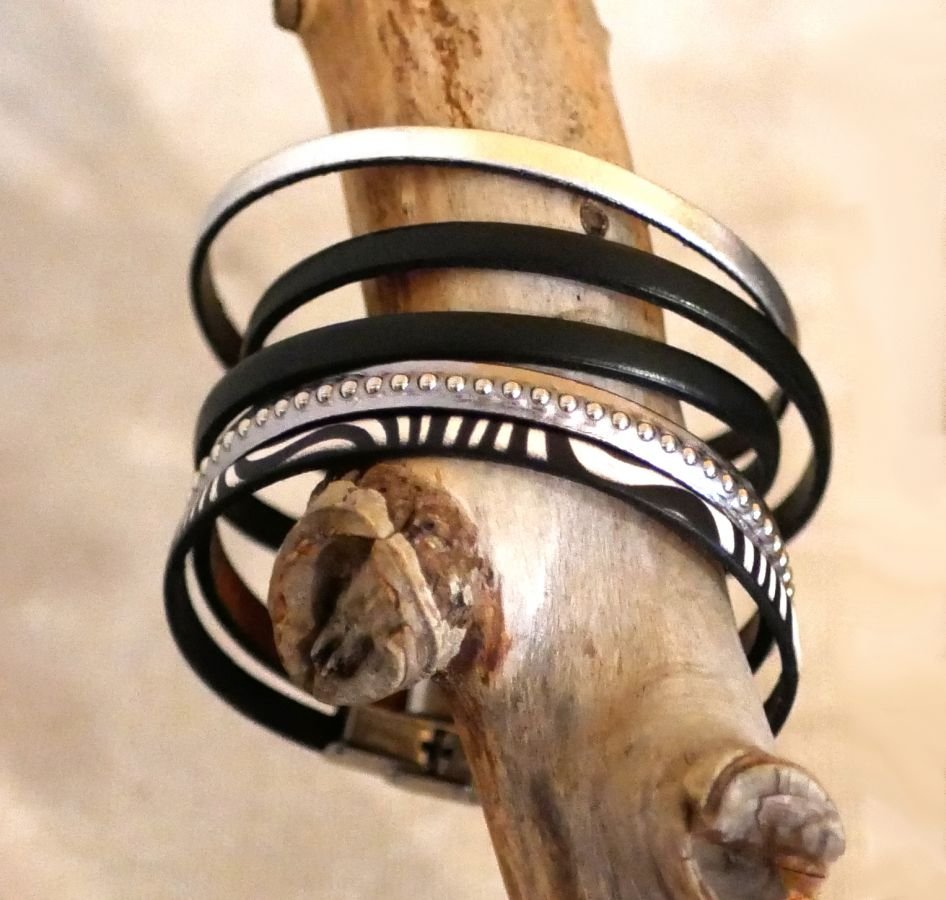 Damesarmband in donkergrijs metallic leer met zilveren kralen 