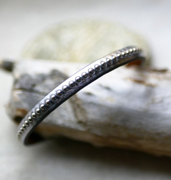 Damesarmband in donkergrijs metallic leer met zilveren kralen 