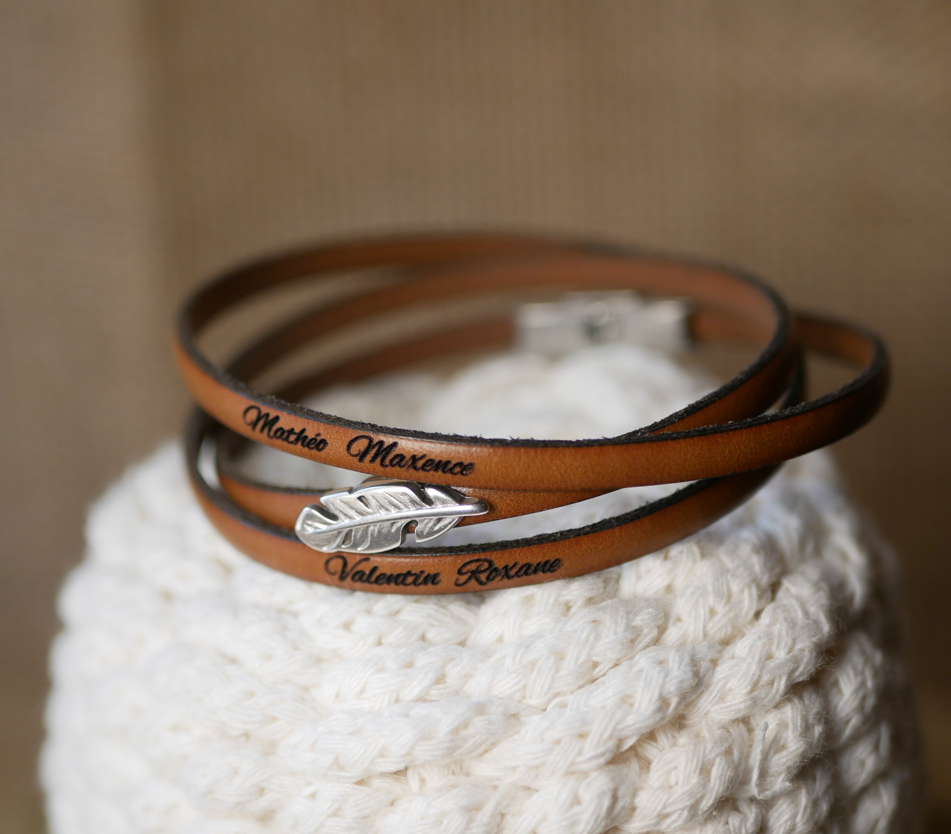 Boheemse lederen armband voor vrouwen met een veer design, 3 beurten, aanpasbaar