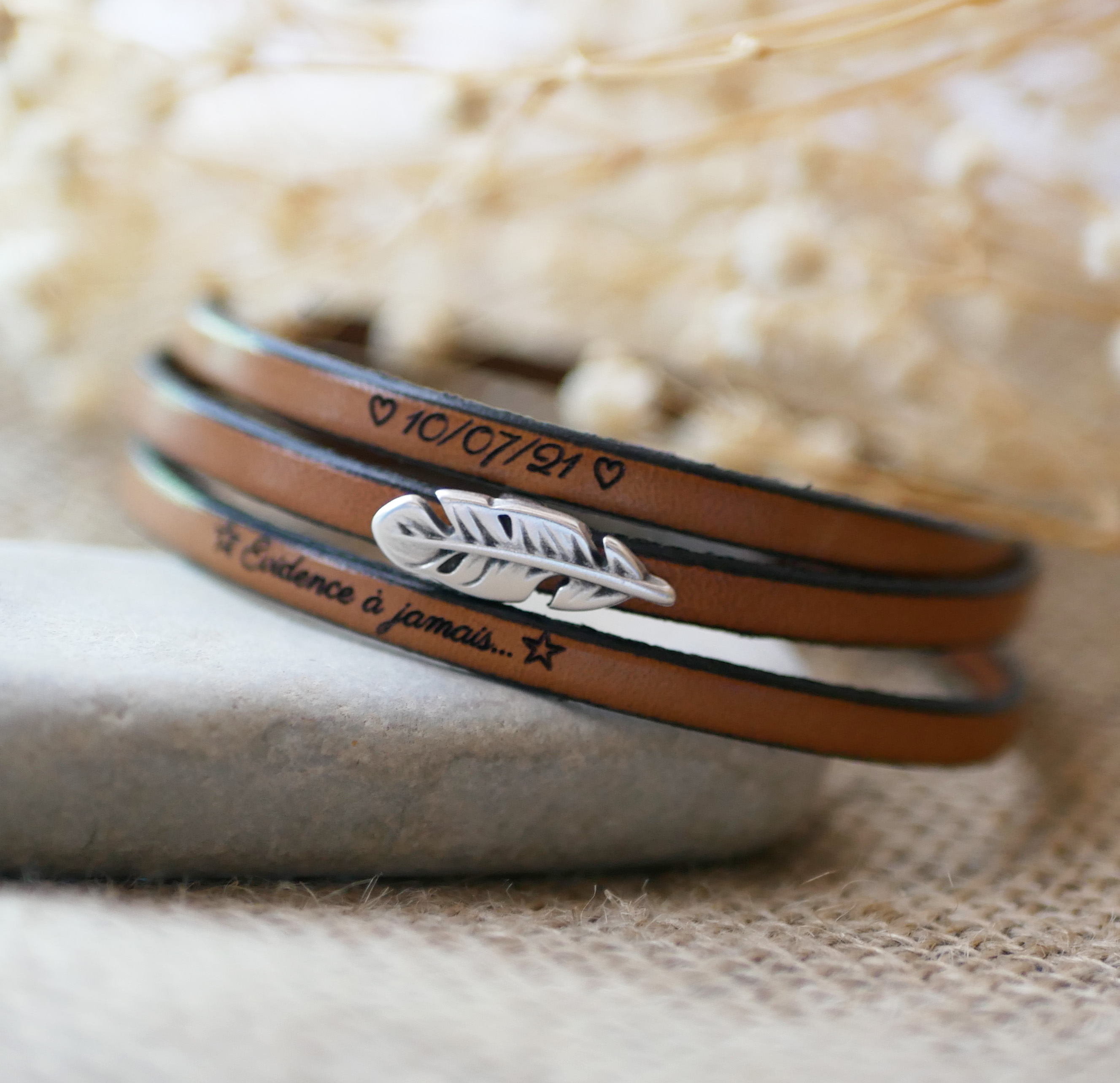 Boheemse lederen armband voor vrouwen met een veer design, 3 beurten, aanpasbaar