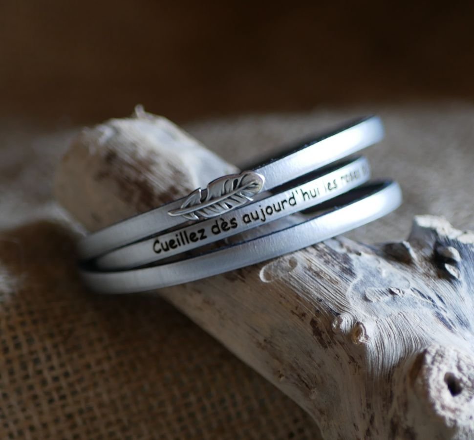 Boheemse lederen armband voor vrouwen met een veer design, 3 beurten, aanpasbaar
