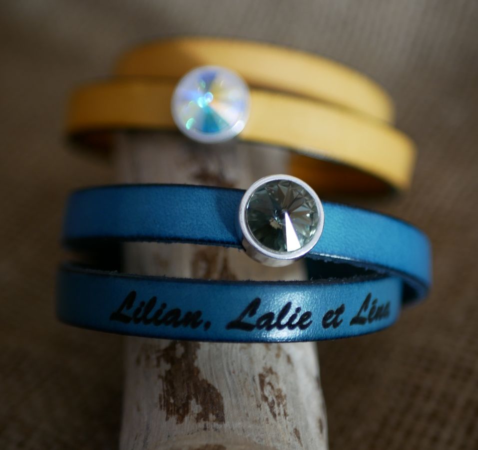 Lederen armband vrouw dubbele bochten te personaliseren versierd met een Swarovski kristal cabochon 
