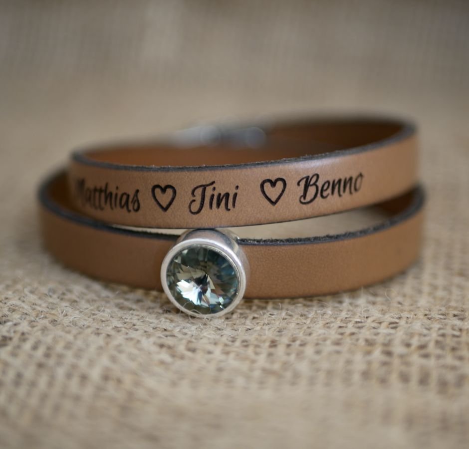 Lederen armband vrouw dubbele bochten te personaliseren versierd met een Swarovski kristal cabochon 
