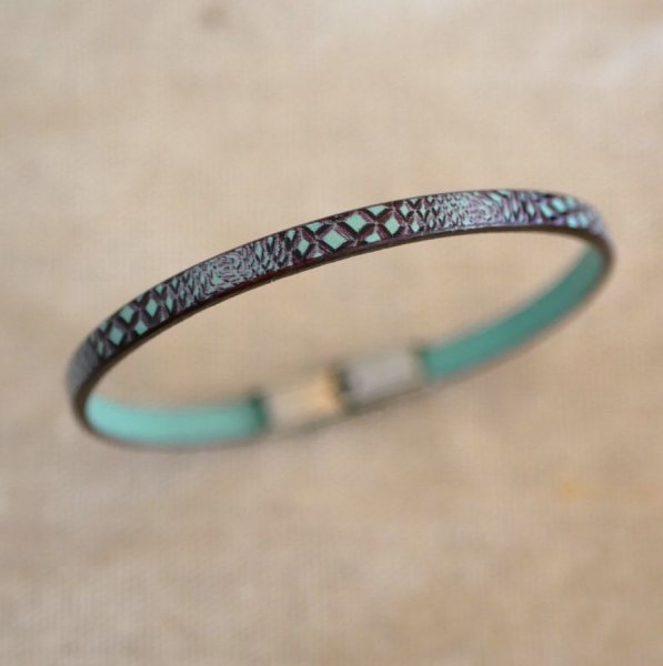 Damesarmband van fijn leer met slangenprint in blauwe tinten
