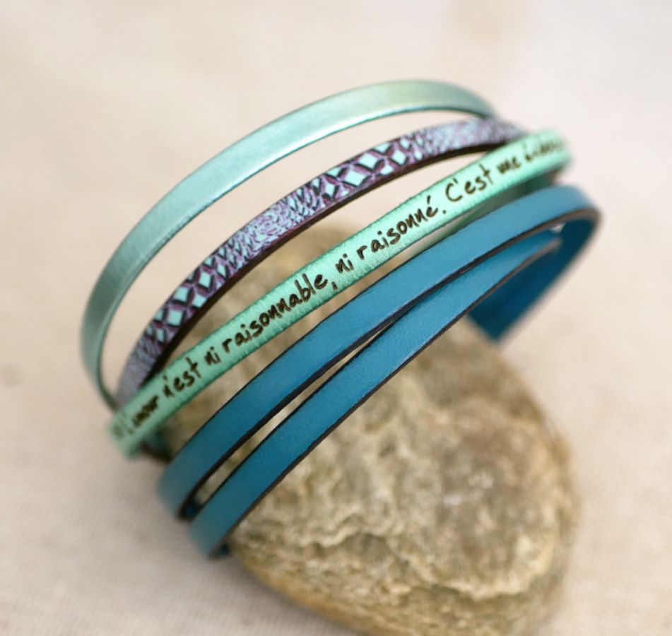 Damesarmband van fijn leer met slangenprint in blauwe tinten