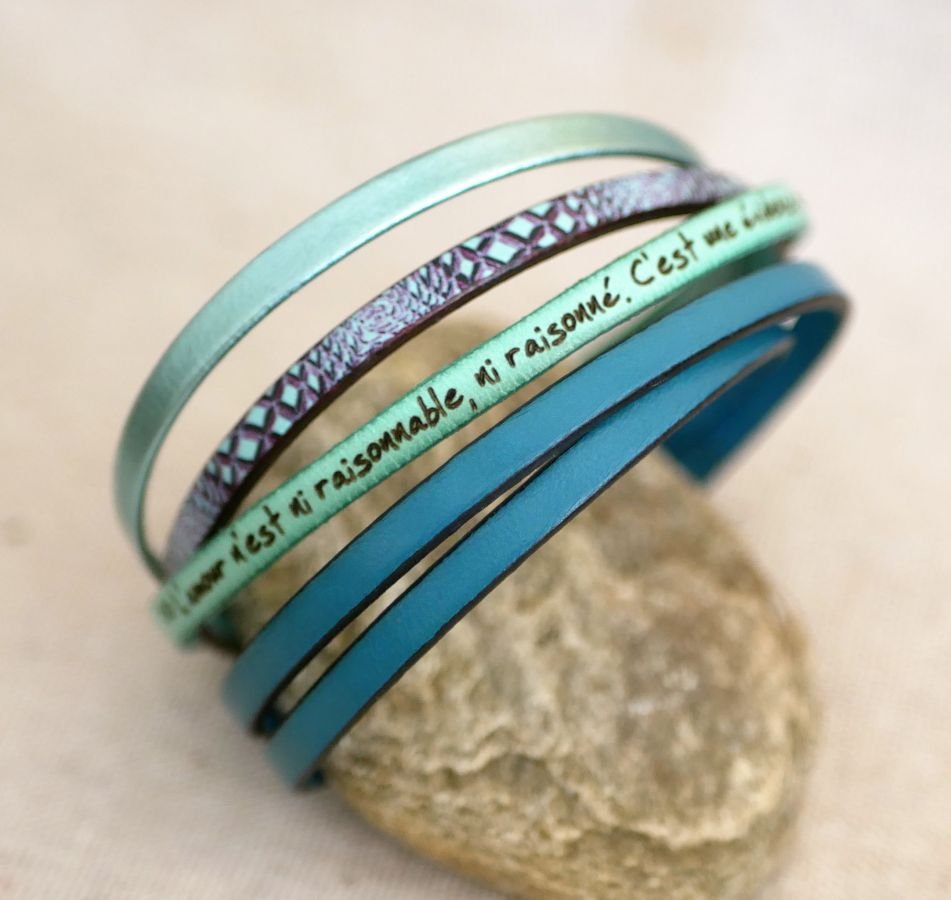 Damesarmband van fijn leer met slangenprint in blauwe tinten