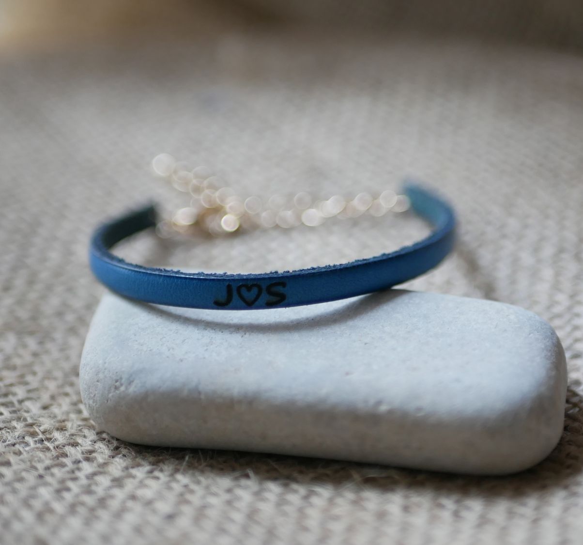 Lederen armband voor vrouwen te personaliseren door gravure met gouden ketting