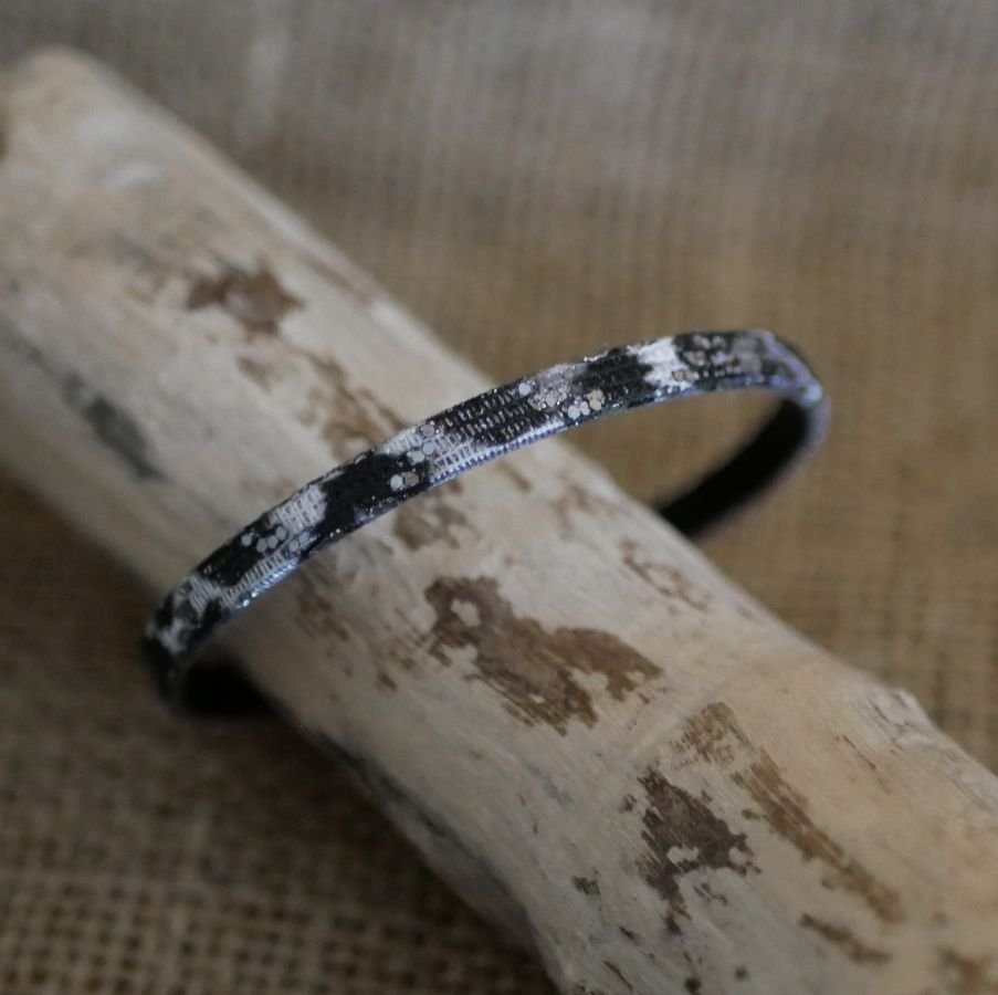 Damesarmband van fijn zwart leer met glittereffect