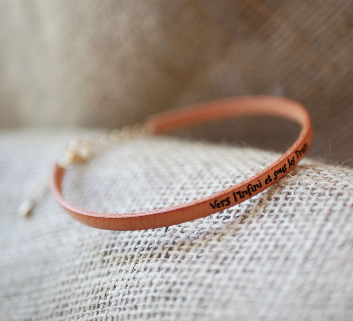 Lederen armband voor vrouwen te personaliseren door gravure met gouden ketting