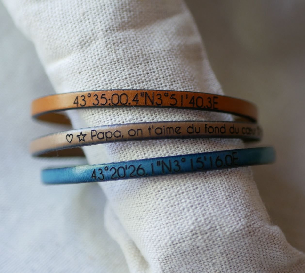 Leren damesarmband te personaliseren door gravure met zilveren ketting