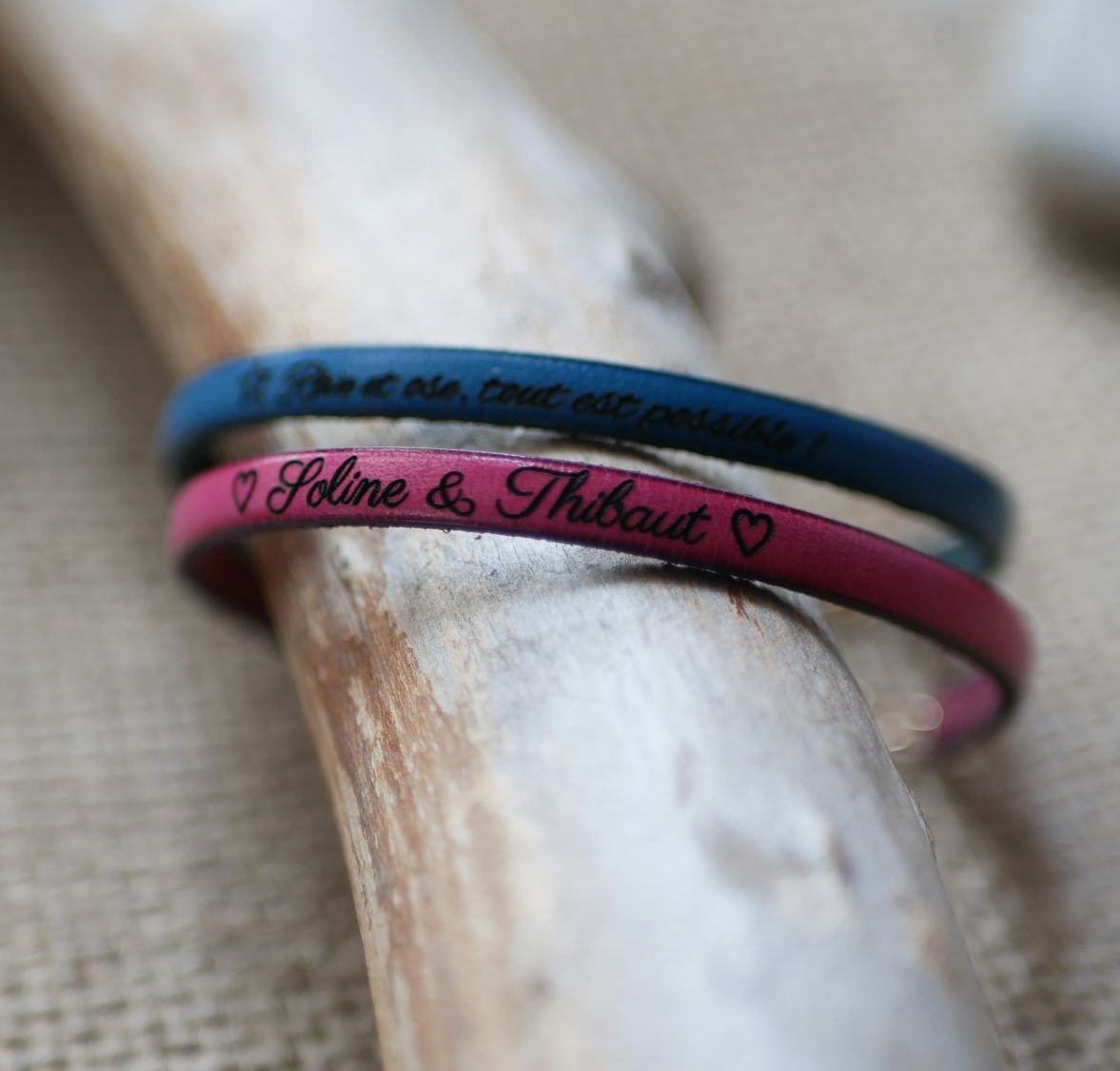 Leren damesarmband te personaliseren door gravure met zilveren ketting