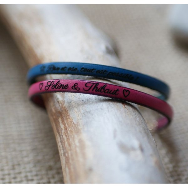 Leren damesarmband te personaliseren door gravure met zilveren ketting