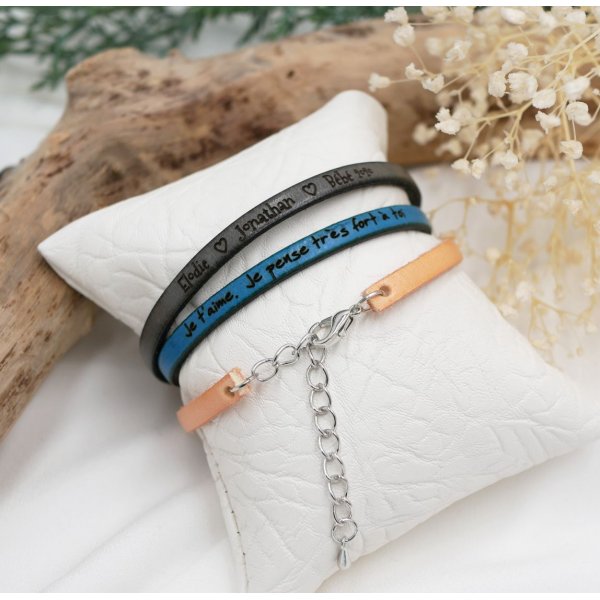Leren damesarmband te personaliseren door gravure met zilveren ketting