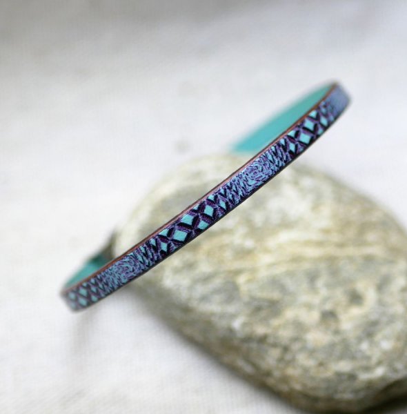 Damesarmband van fijn leer met slangenprint in blauwe tinten