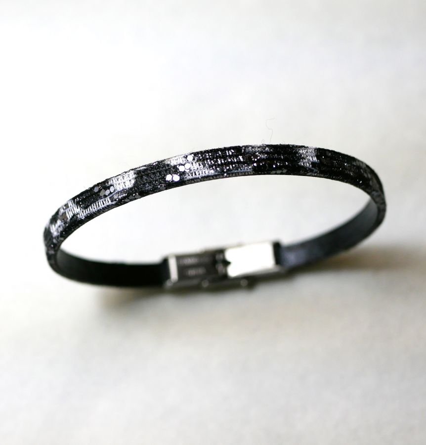 Damesarmband van fijn zwart leer met glittereffect