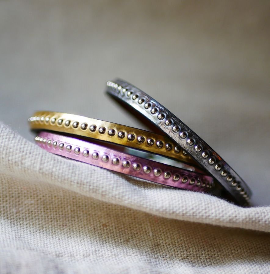 Damesarmband in donkergrijs metallic leer met zilveren kralen 