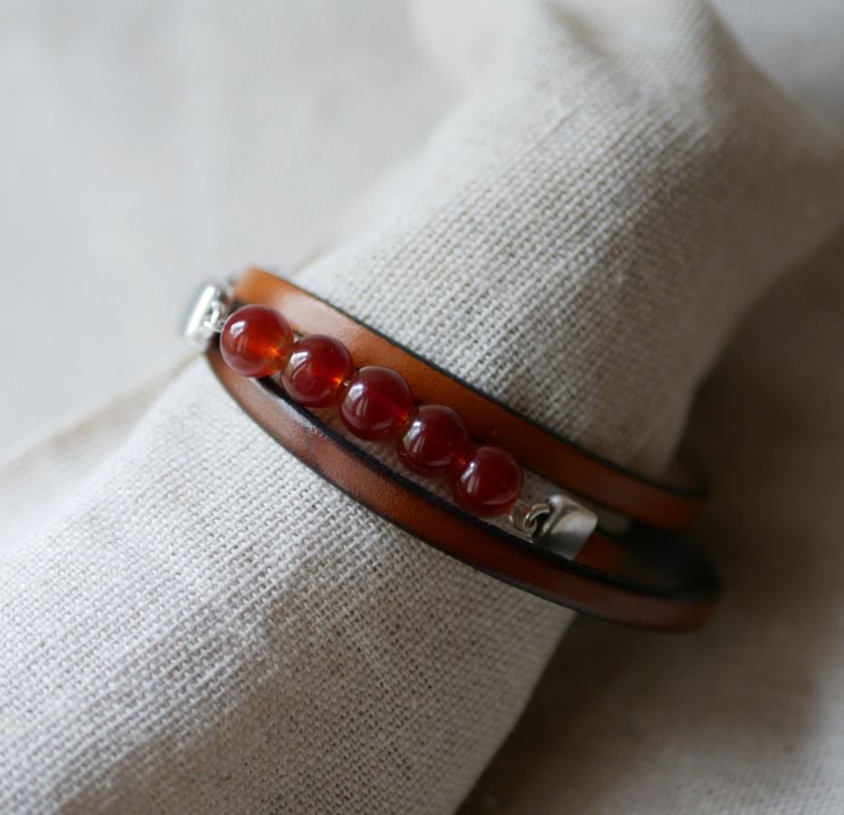Bruin leder en rode parels armband voor vrouwen, een drievoudige draai om te personaliseren 