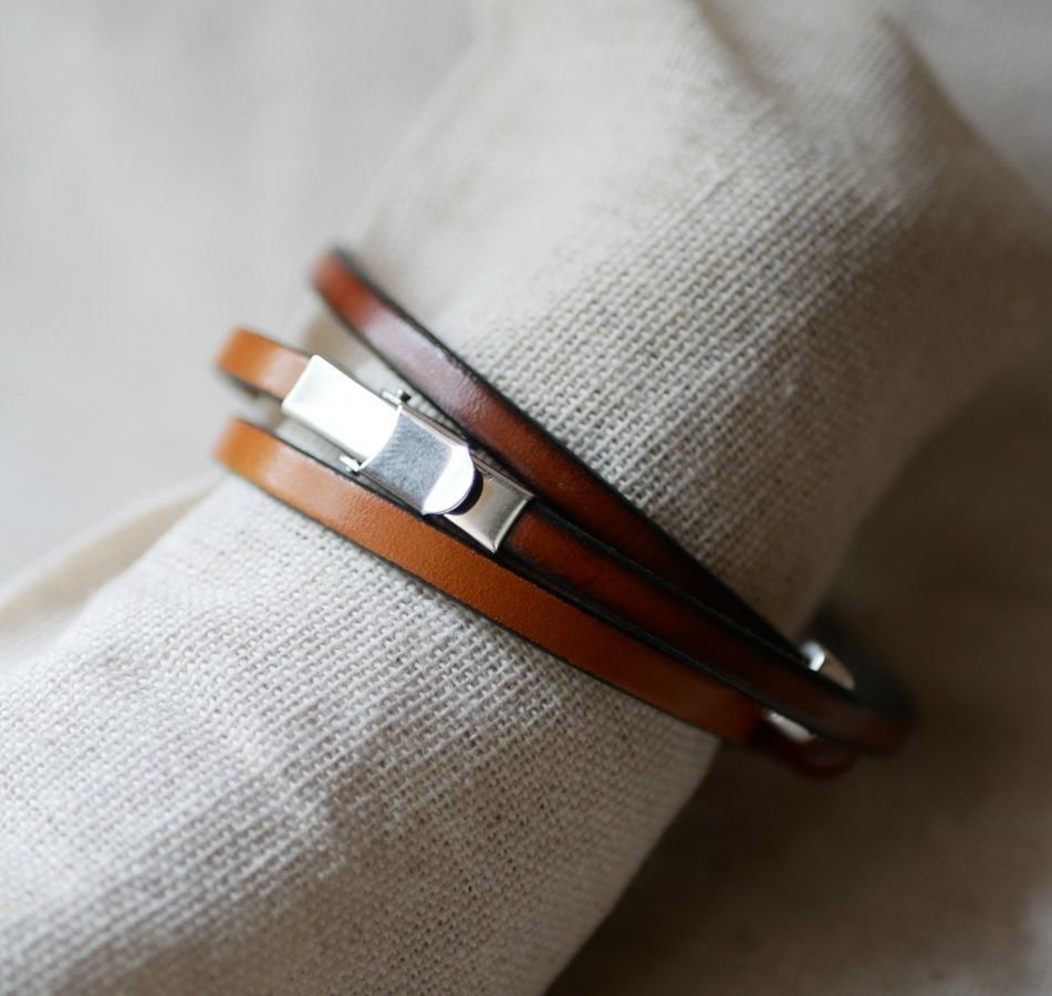 Bruin leder en rode parels armband voor vrouwen, een drievoudige draai om te personaliseren 