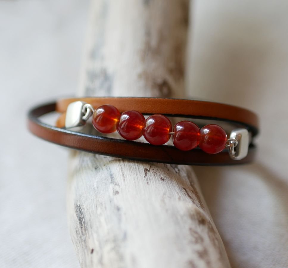Bruin leder en rode parels armband voor vrouwen, een drievoudige draai om te personaliseren 