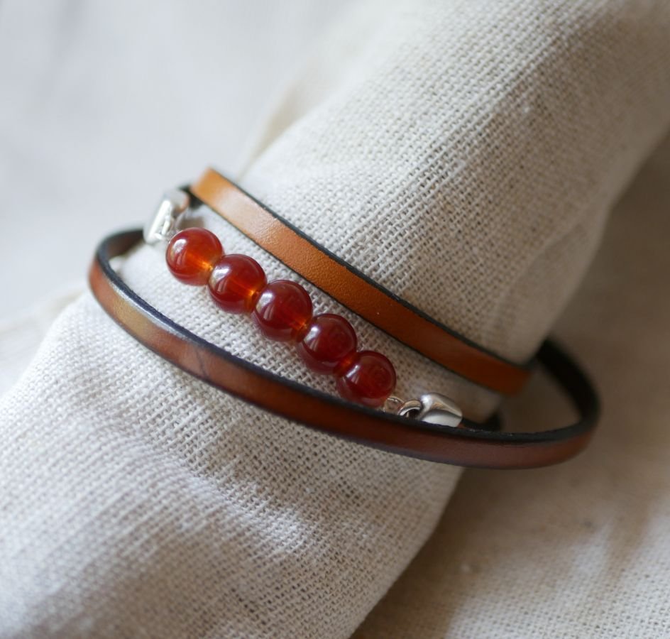 Bruin leder en rode parels armband voor vrouwen, een drievoudige draai om te personaliseren 