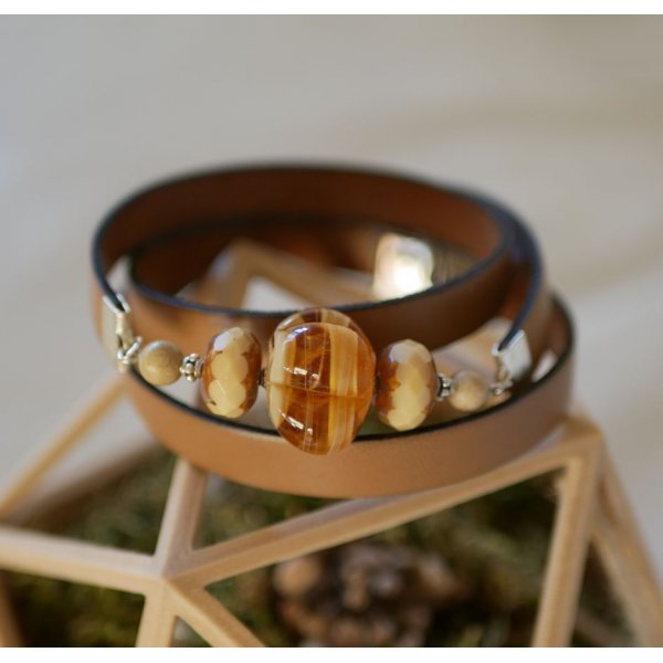 Vrouwenarmband Leer en Lampworkkralen drievoudig gedraaid om te personaliseren 