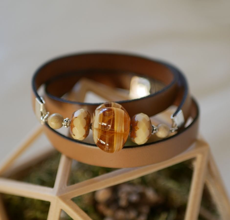 Vrouwenarmband Leer en Lampworkkralen drievoudig gedraaid om te personaliseren 