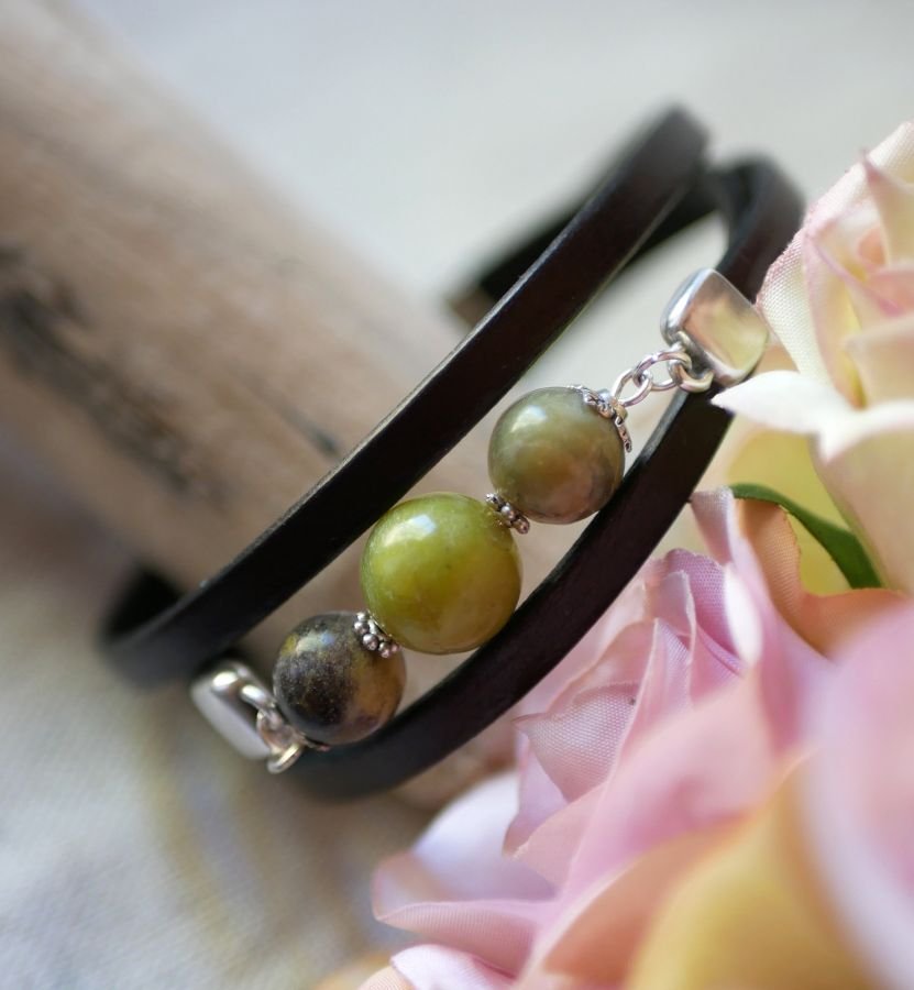 Leder en parels armband Olivine drievoudige draai om te personaliseren 