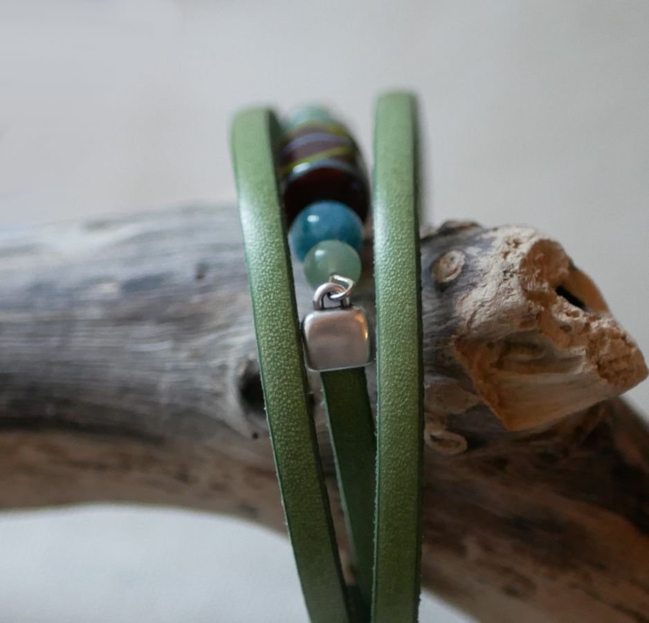 Turquoise groene leren en keramische kralen armband voor vrouwen om te personaliseren 