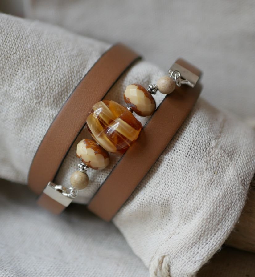 Vrouwenarmband Leer en Lampworkkralen drievoudig gedraaid om te personaliseren 