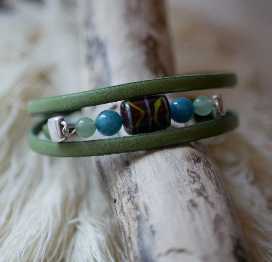 Turquoise groene leren en keramische kralen armband voor vrouwen om te personaliseren 