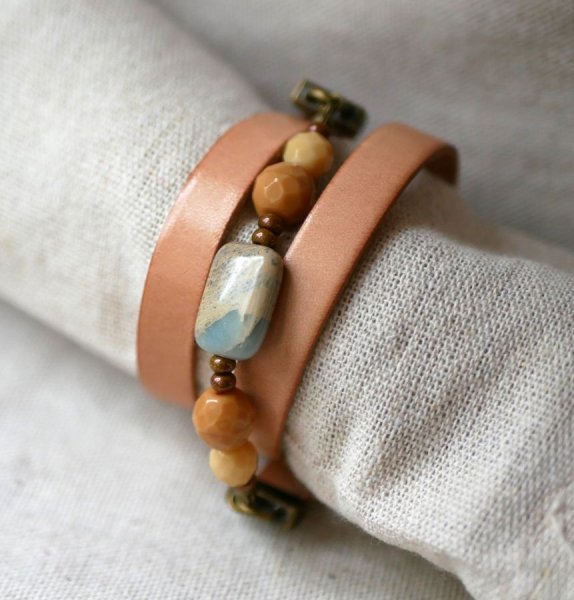 Lederen en beige parels armband voor vrouwen om te personaliseren 