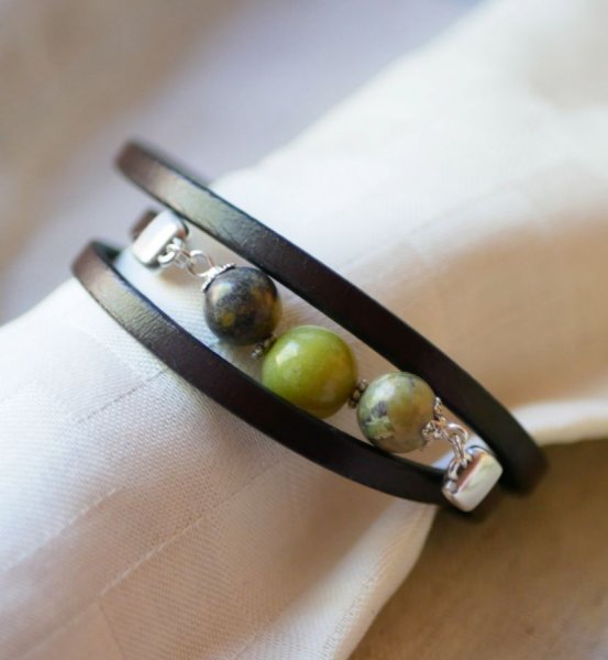 Leder en parels armband Olivine drievoudige draai om te personaliseren 