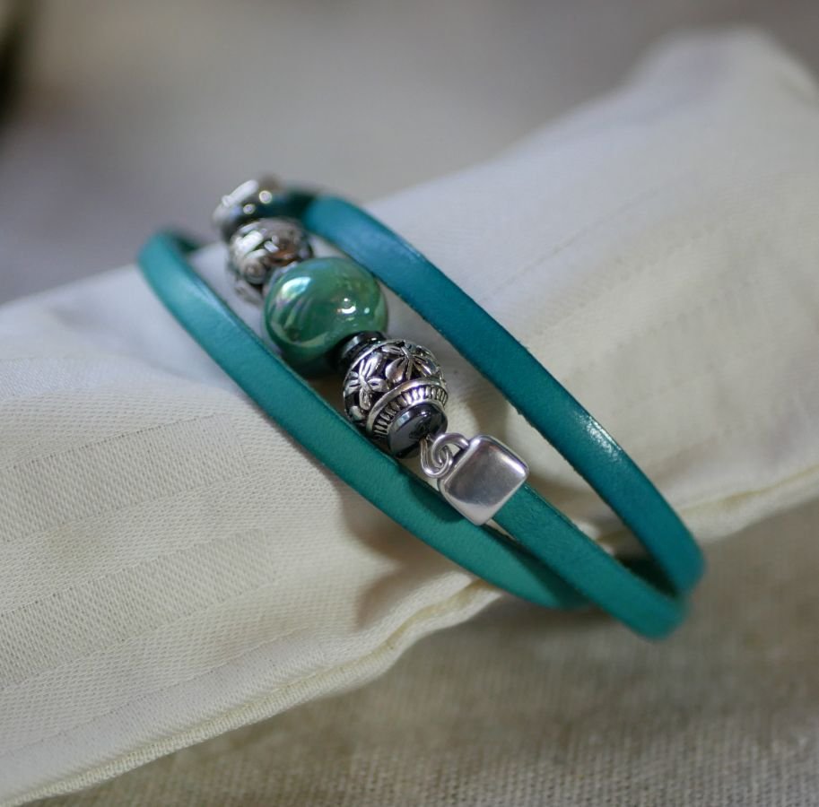 Lederen armband met parels voor vrouwen, turkoois groen, te personaliseren 