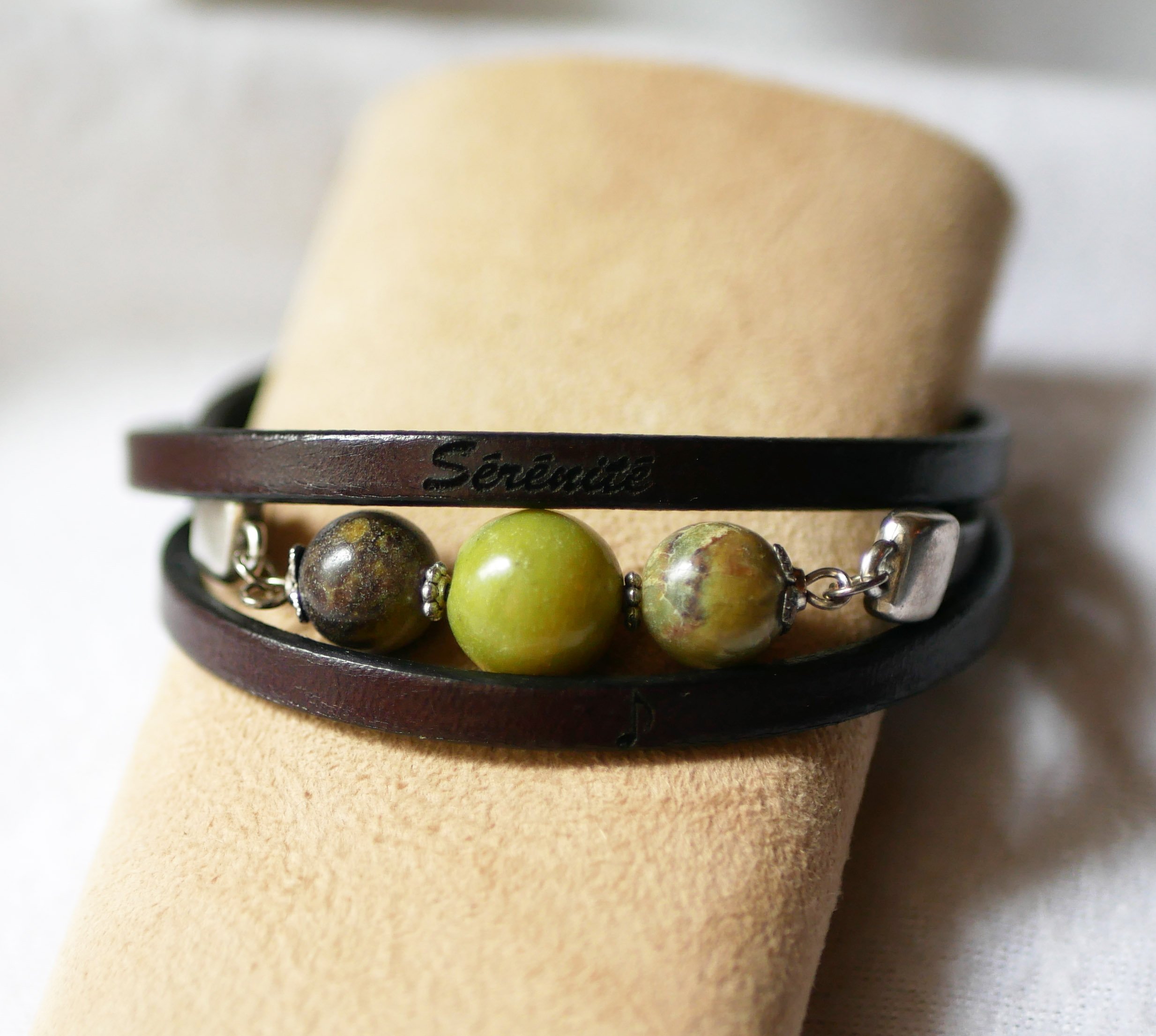 Leder en parels armband Olivine drievoudige draai om te personaliseren 