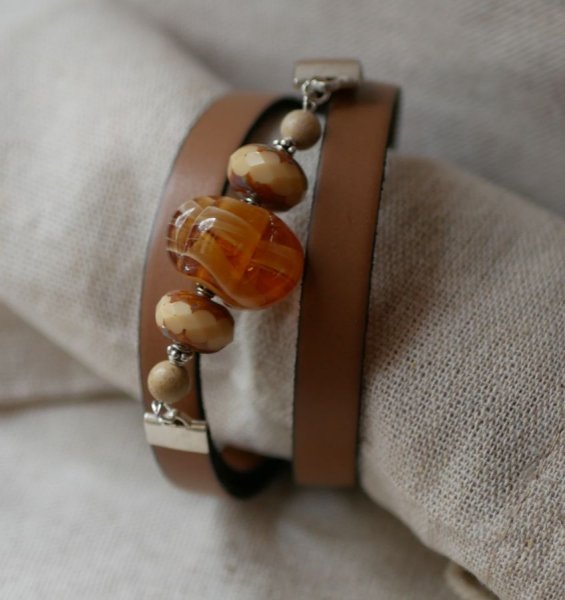 Vrouwenarmband Leer en Lampworkkralen drievoudig gedraaid om te personaliseren 