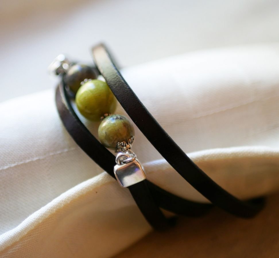 Leder en parels armband Olivine drievoudige draai om te personaliseren 