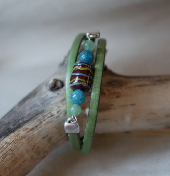 Turquoise groene leren en keramische kralen armband voor vrouwen om te personaliseren 